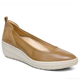 Vionic Tan and Cream Wedges